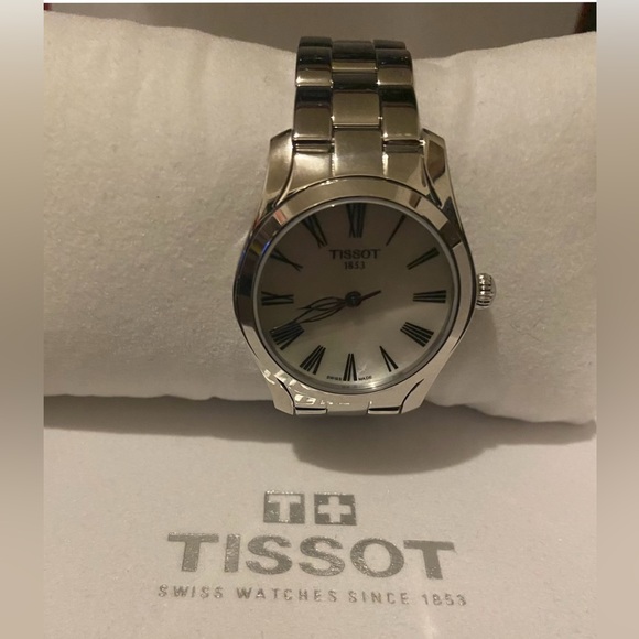TISSOT LIKE NEW WOMEN’S STAINLESS STEEL 30MM. Only worn once. Comes with box. - Picture 2 of 7